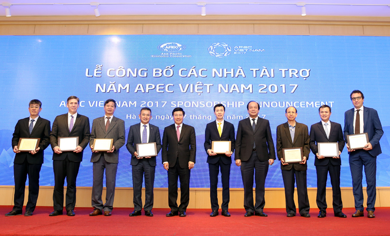 Phó Thủ tướng Phạm Bình Minh và Bộ trưởng, Chủ nhiệm Văn phòng Chính phủ Mai Tiến Dũng trao kỷ niệm chương ghi danh và quà lưu niệm cho 8 nhà tài trợ chính.