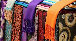 Tính trung bình, mỗi chiếc khăn tơ tằm Trung Quốc nhập về Việt Nam có giá trên 92.700 đồng. Nguồn: Internet