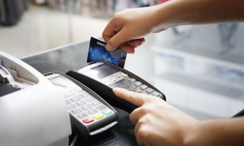 Việc giới hạn hạn mức rút tiền theo ngày nhằm hạn chế chủ thẻ tín dụng rút tiền mặt, chi tiêu không đúng mục đích theo luật quản lý ngoại hối và hạn chế rủi ro giao dịch qua máy POS. Nguồn: Internet