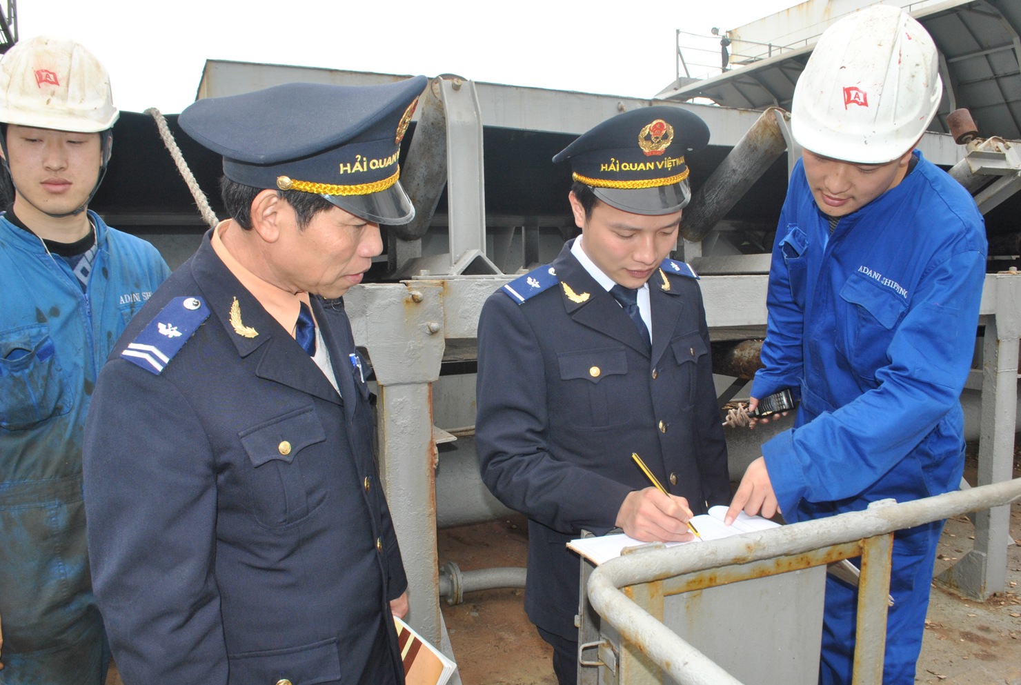Công chức Hải quan Hà Tĩnh kiểm tra tàu XNC. Ảnh: M.Hùng