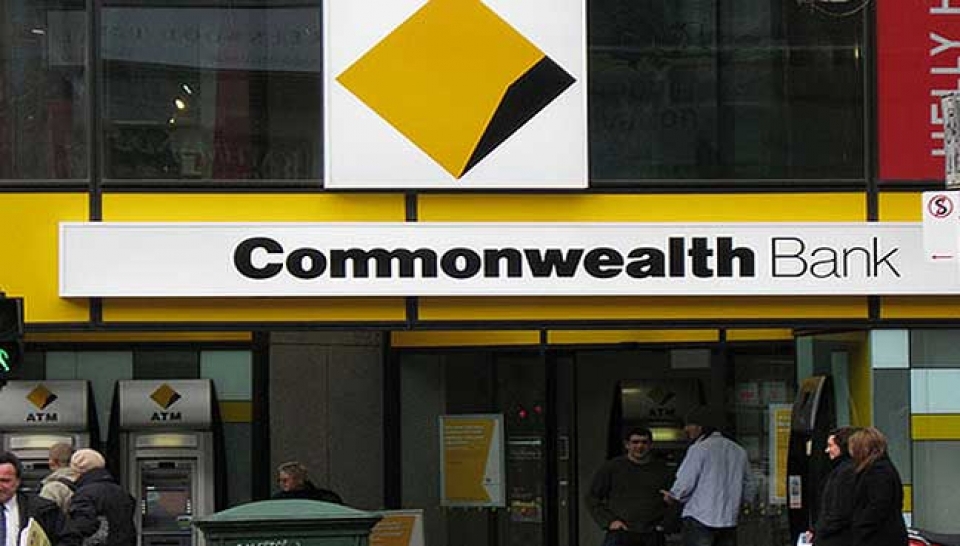 Commonwealth Bank of Australia (CBA) đã chính thức thừa nhận vi phạm luật chống rửa tiền hơn 50.000 lần, song khẳng định sẽ chống lại những cáo buộc khác nhằm vào ngân hàng này. Nguồn: Free Malaysia Today
