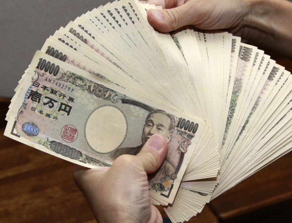 Ngày 21/12, Ngân hàng Nhật Bản (BoJ) đã quyết định tiếp tục duy trì chính sách nới lỏng tiền tệ với lợi suất trái phiếu chính phủ dài hạn (10 năm) ở mức 0% và lãi suất ngắn hạn âm 0,1%. (Nguồn: Nydailynews)
