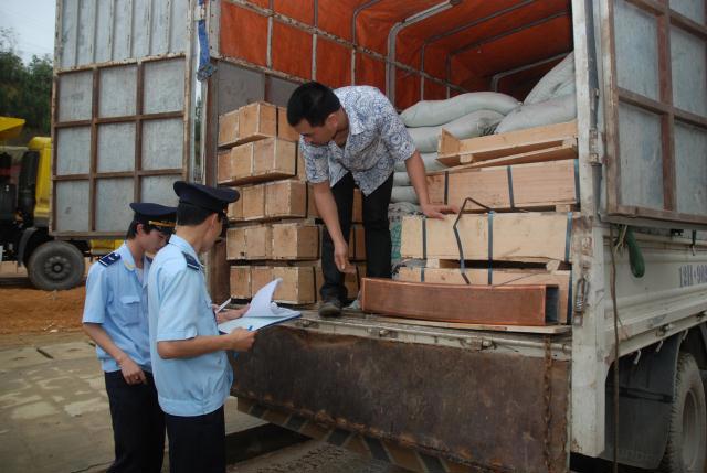 Kiểm tra hàng hóa NK tại cửa khẩu Hữu Nghị (Lạng Sơn). Ảnh: M.Hùng
