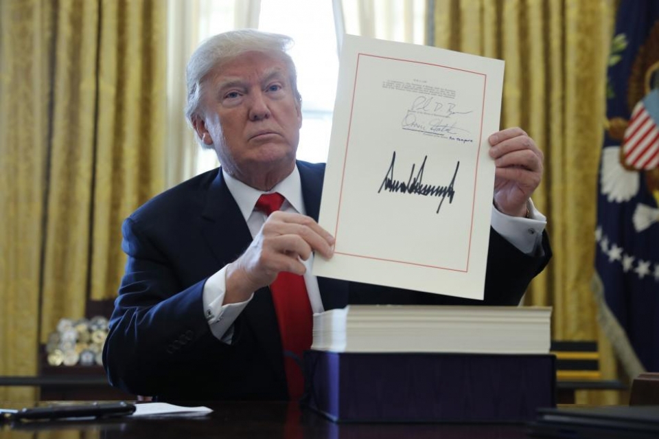 Tổng thống Mỹ Donald Trump giới thiệu bản kế hoạch cải cách thuế trị giá 1.500 tỷ USD, được ký ngày 22/12/2017. (Nguồn: Reuters)