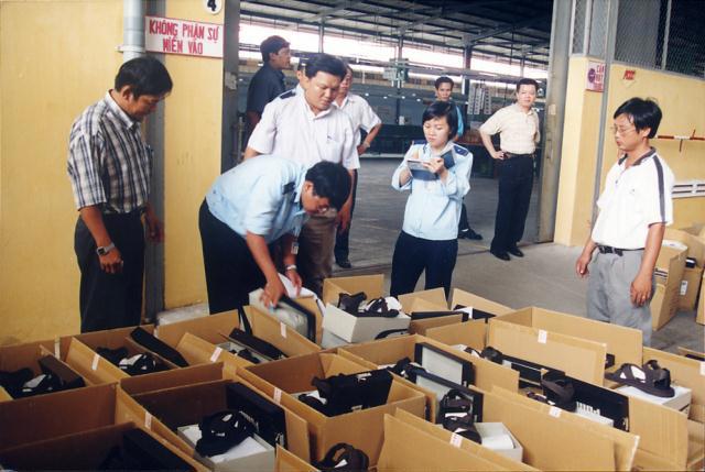 Công chức Hải quan TP. Hồ Chí Minh kiểm tra giấy, dép nhập khẩu. Nguồn: Internet