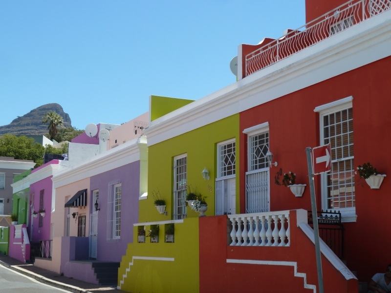 Chọn màu sơn nhà phố phải phù hợp tone màu với những ngôi nhà xung quanh. Nguồn: Internet