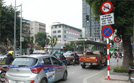 Nhiều tuyến phố cấm taxi, xe hợp đồng dưới 9 chỗ 24/24 giờ. Nguồn: Internet