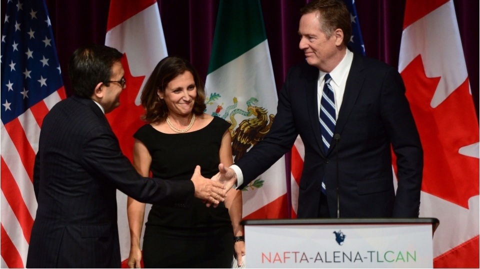 Bộ trưởng Kinh tế Mexico Ildefonso Guajardo Villarreal (trái) bắt tay với Đại diện Thương mại Mỹ Robert E.Lighthizer trước sự chứng kiến của Ngoại trưởng Canada Chrystia Freeland, ngày 27/9. Nguồn: The Canadian Press