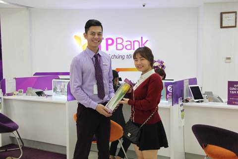 Ngày 8/3 năm nay, mỗi khách hàng nữ khi tới giao dịch tại TPBank đều được nhận một bông hoa Tulip. Nguồn: Internet