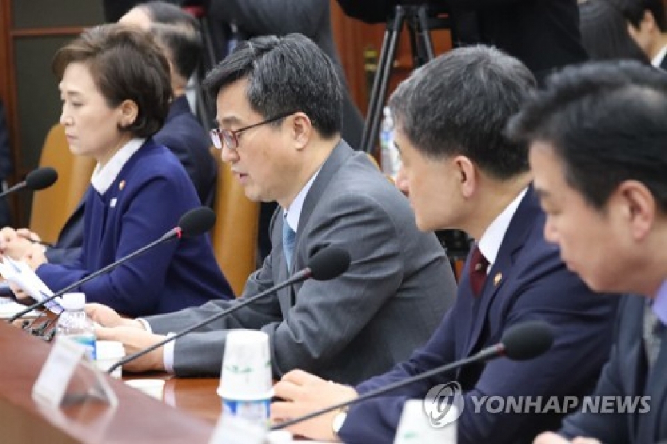 Bộ trưởng Tài chính Kim Dong-yeon (thứ 3 từ phải sang) phát biểu tại cuộc họp cấp bộ trưởng về kinh tế ở Seoul vào ngày 12/3. Nguồn: Internet