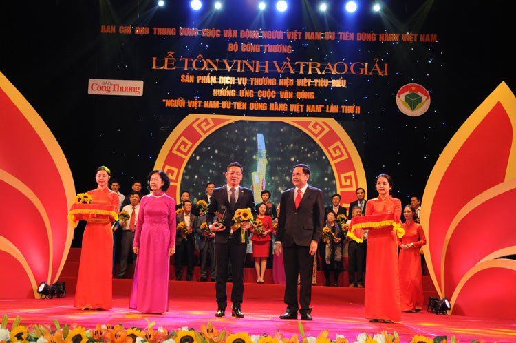 Đại diện Ngân hàng TMCP Đông Nam Á (SeABank) nhận giải. Nguồn: Internet
