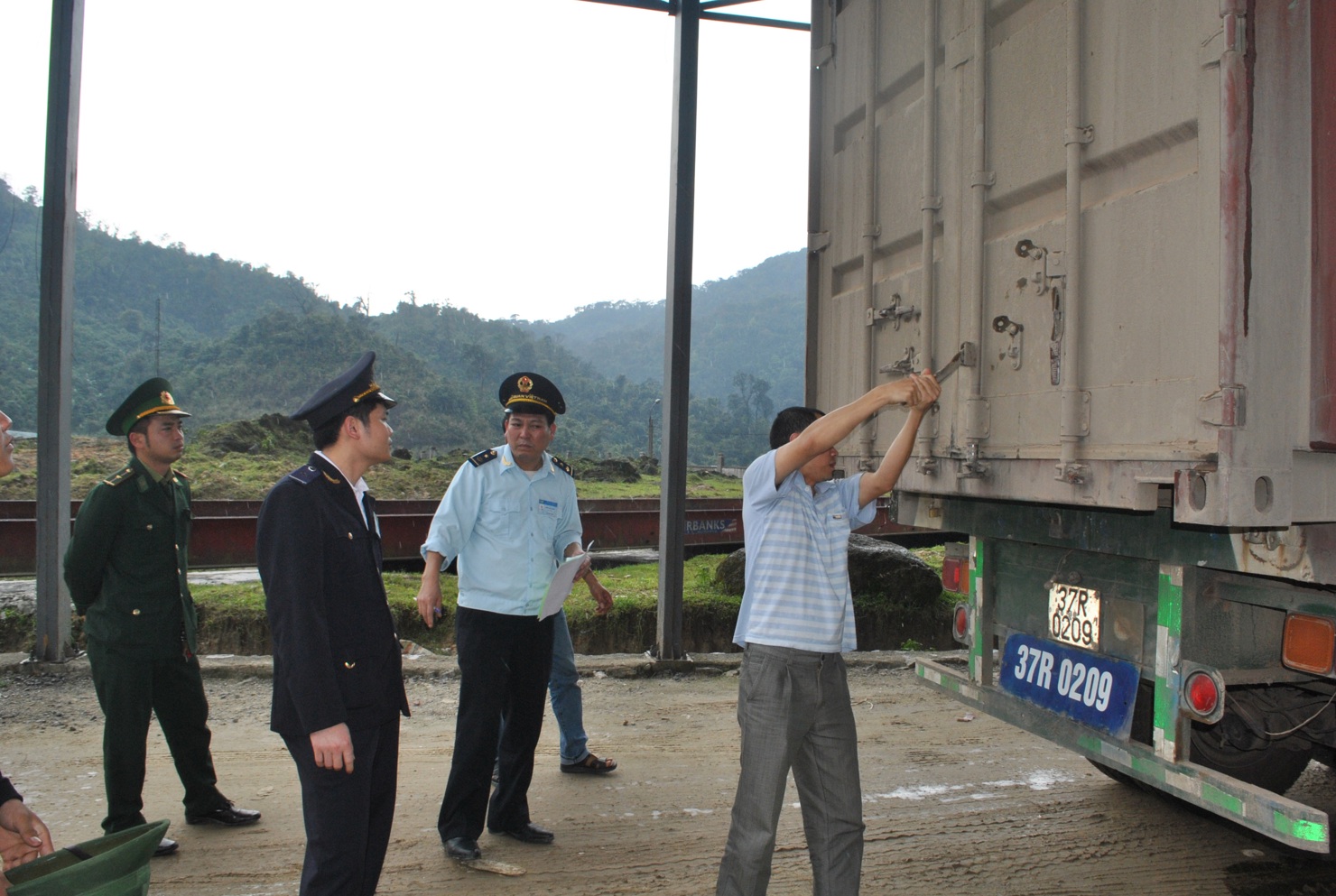 Lực lượng Biên phòng và Hải quan CK Cầu Treo (Hà Tĩnh) kiểm tra phương tiện xuất nhập cảnh. Ảnh: M.Hùng
