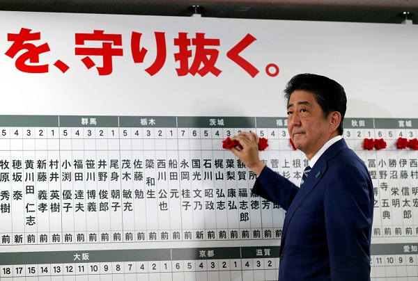 Ngay sau khi đắc cử lần thứ hai, Thủ tướng Shinzo Abe đã đưa ra chính sách kinh tế “Abenomics”. Nguồn: Internet