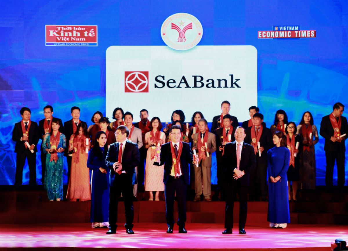 Đại diện Ngân hàng SeABank nhận giải thưởng “Thương hiệu mạnh Việt Nam 2017”.