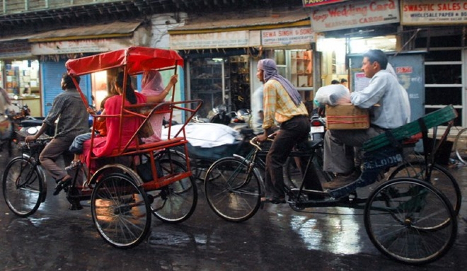 Xe kéo trong khu phố cổ của Delhi của Ấn Độ. Nguồn: UN