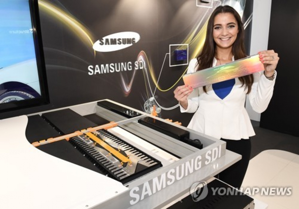 Pin xe điện trưng bày ở gian hàng của Samsung SDI Co. tại Triển lãm ô tô Frankfurt 2017 vào ngày 12/9. Nguồn: Yonhap News