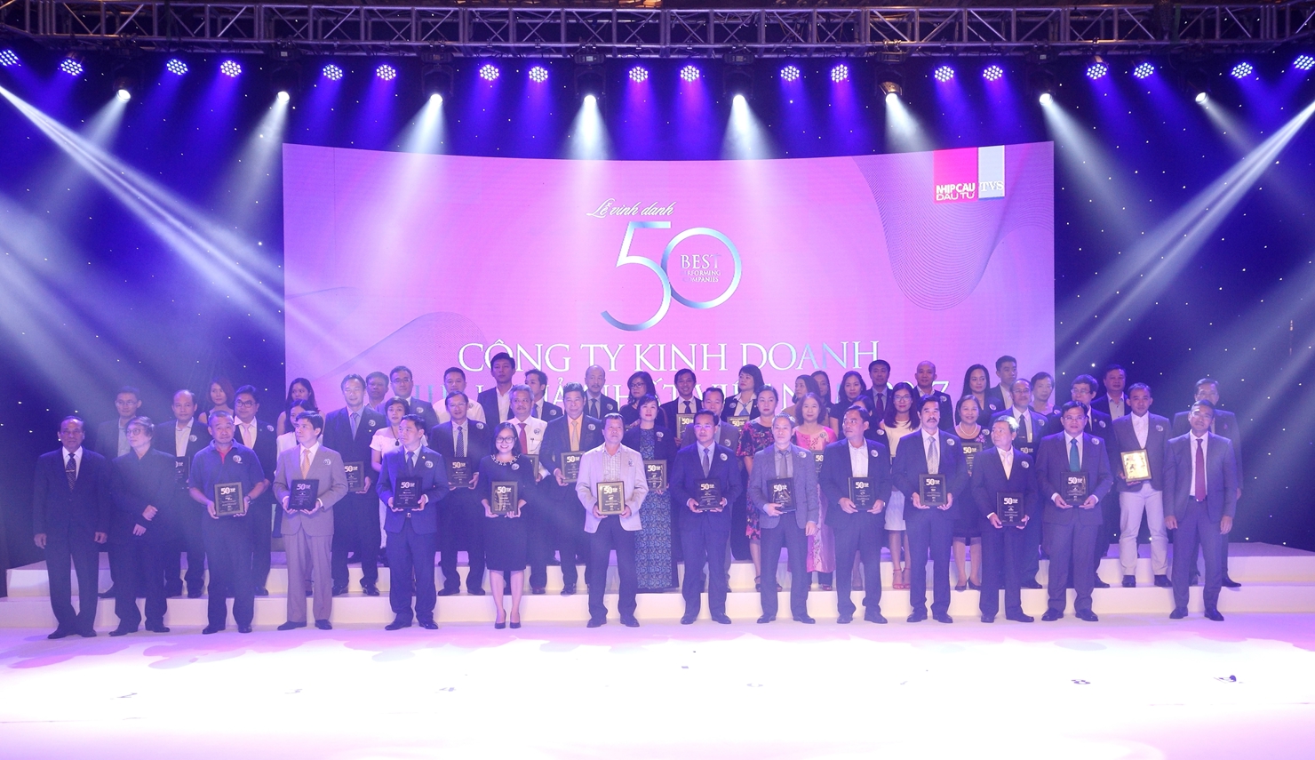 VPBank được bình chọn là một trong 50 công ty kinh doanh hiệu quả nhất Việt Nam.