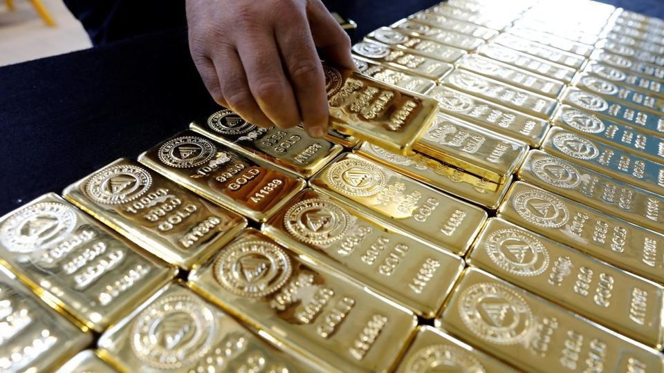 Giá vàng châu Á nhích lên trong phiên sáng 18/6 giữa bối cảnh những lo ngại về khả năng xảy ra một cuộc chiến thương mại giữa Trung Quốc và Mỹ đã thúc đẩy hoạt động mua vào các tài sản trú ẩn an toàn như vàng. Nguồn: Hindustan Times