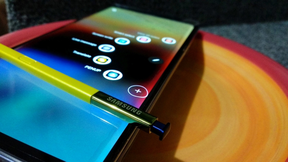 Hãng điện tử Samsung Electronics ngày 13/8 cho biết điện thoại Galaxy Note 9 vừa được ra mắt cuối tuần trước dự báo sẽ vượt phiên bản Galaxy Note 8 về doanh số bán. Nguồn: Gearburn