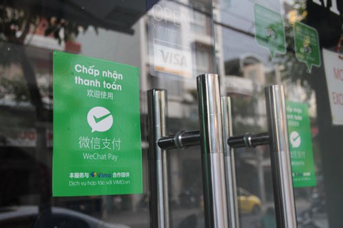   Một cửa hàng chấp nhận thanh toán bằng Wechat Pay dành riêng cho khách Trung Quốc. Nguồn: Kỳ Nam/nld.vn