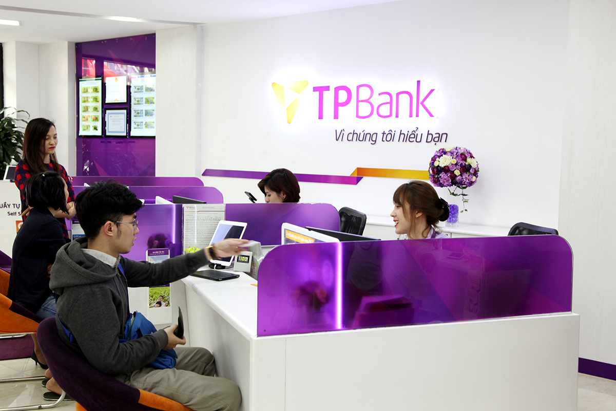 TPBank là một trong số ít ngân hàng thực hiện việc miễn phí nhiều loại dịch vụ, kể cả phí rút tiền bằng thẻ ATM. 