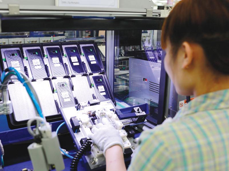 Là một điểm sáng về sản xuất công nghiệp và đầu tư, Việt Nam đang nỗ lực tiến lên trong chuỗi giá trị toàn cầu thông qua việc đa dạng hóa các lĩnh vực sản xuất có giá trị gia tăng cao. Ảnh: Nhà máy Samsung Thái Nguyên