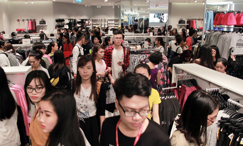 Khách hàng chen chân mua sắm trong ngày H&M ra mắt cửa hàng tại Hà Nội năm ngoái. Nguồn: Vnexpress.net
