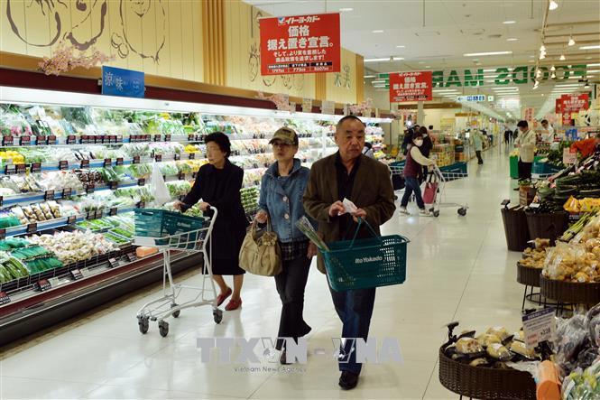 Người dân mua sắm tại một siêu thị ở Tokyo, Nhật Bản. AFP/TTXVN