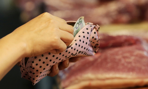 Người Trung Quốc có thể phải móc ví nhiều hơn cho các mặt hàng thiết yếu như thịt lợn, dầu ăn. Nguồn: Nikkei