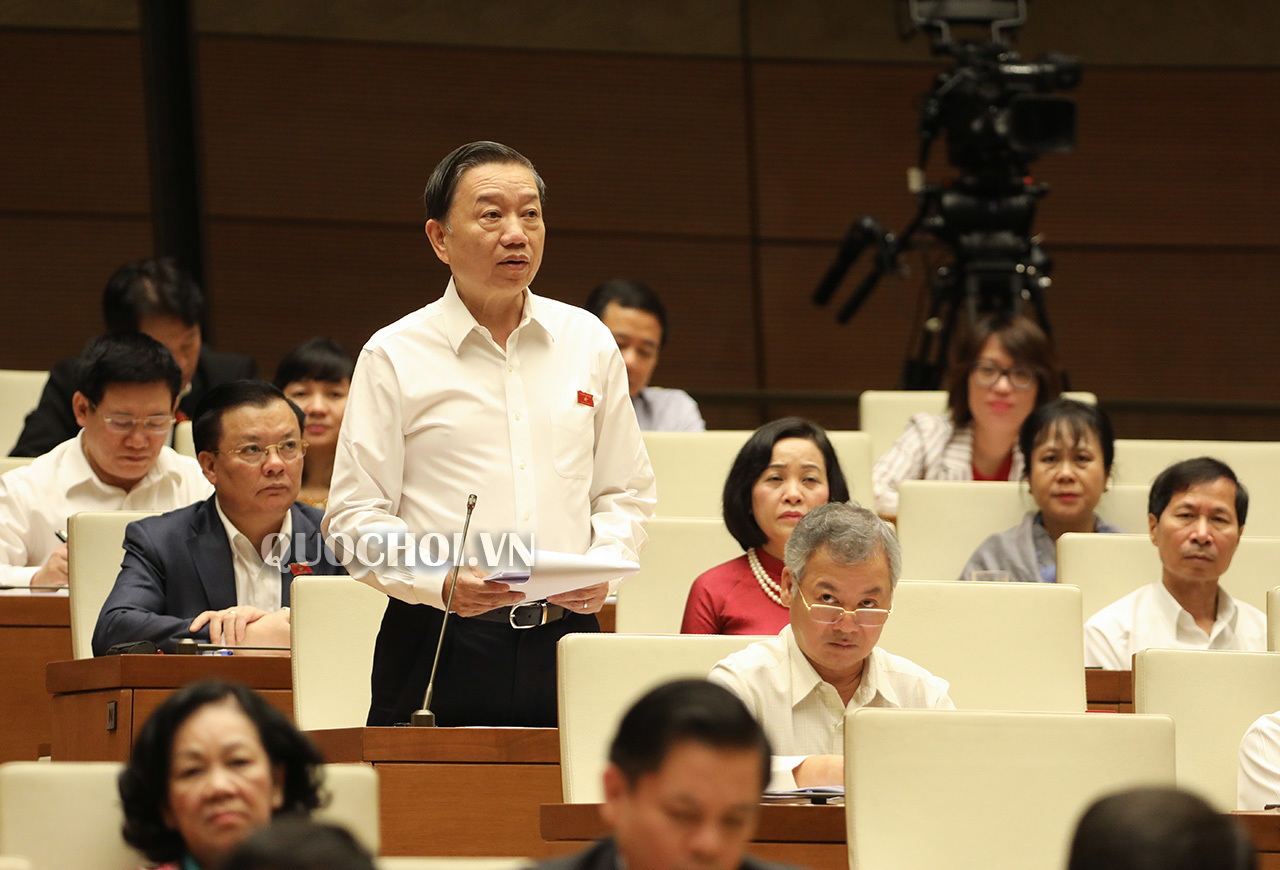  Bộ trưởng Bộ Công an Tô Lâm tại tại phiên chất vấn ngày 30/10. Nguồn: Quochoi.vn