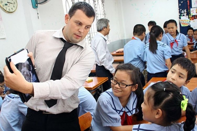Người nước ngoài làm việc trong một trường học tại Hà Nội. Nguồn: Internet
