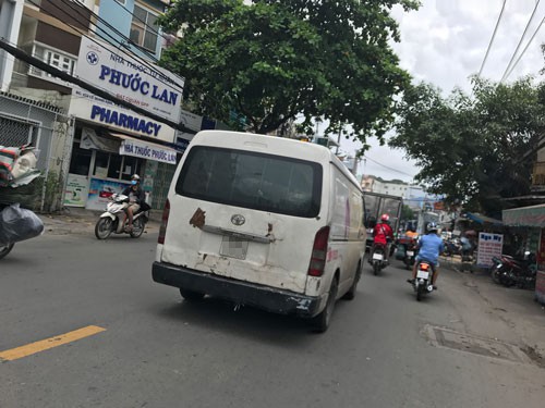 Chiếc xe khách 16 chỗ cũ nát, chở đầy người phóng trên đường Lê Quang Định, quận Bình Thạnh, TP. Hồ Chí Minh. Nguồn: nld.vn