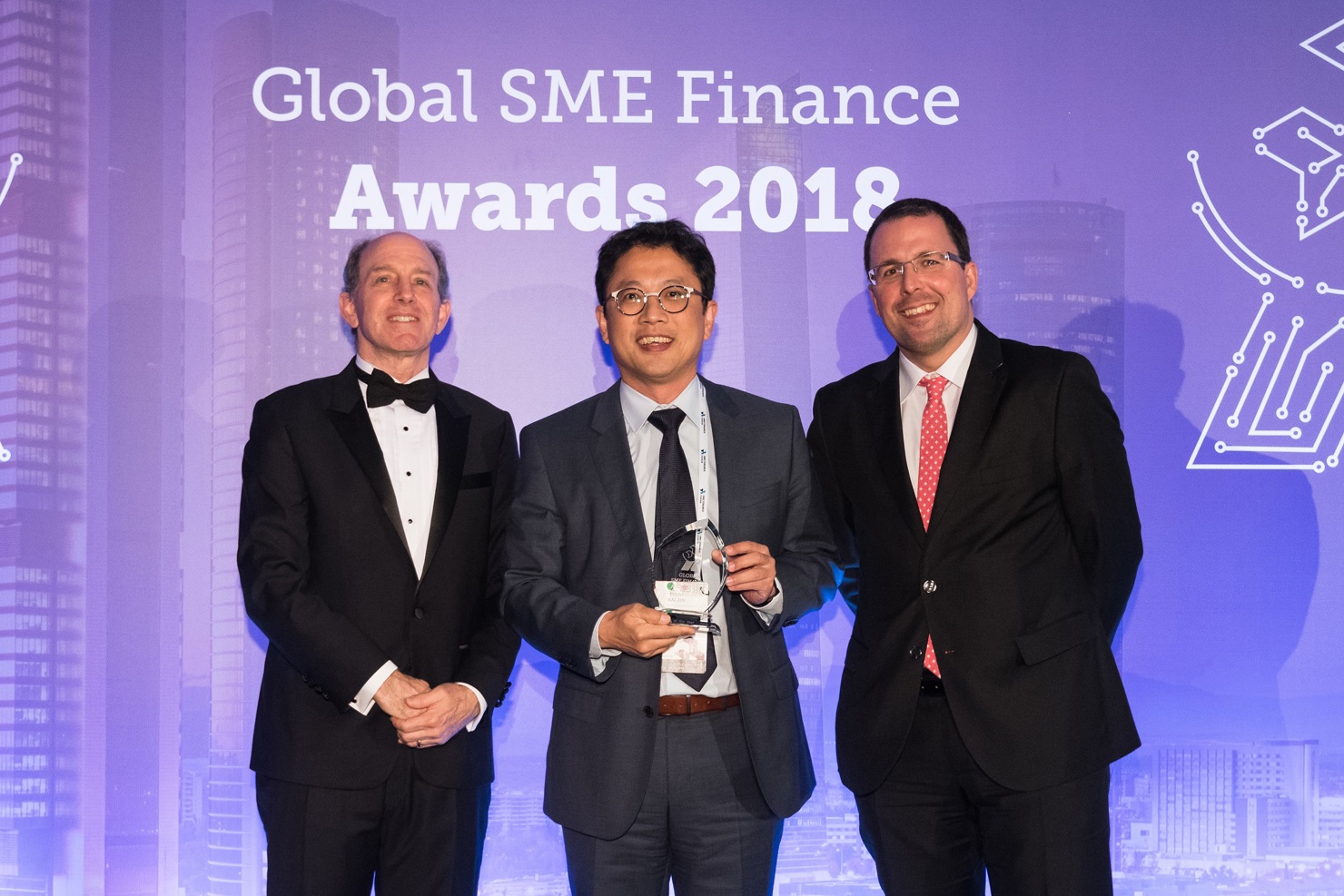 Ông Fung Kai Jin, Phó Tổng giám đốc kiêm Giám đốc Khối SME, VPBank (đứng giữa) nhận giải thưởng.
