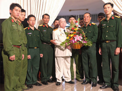 Cán bộ, chiến sĩ Sư đoàn 2 với Thượng tướng Nguyễn Chơn.