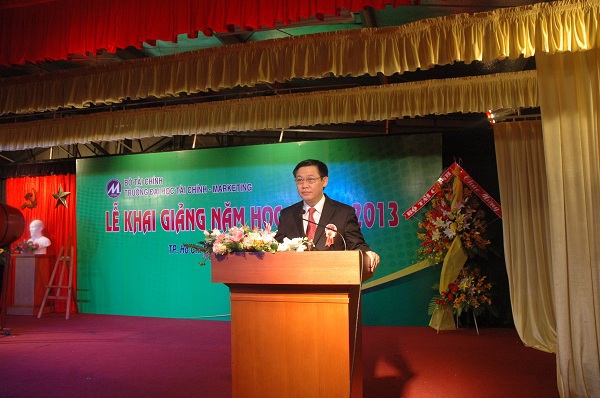 Bộ trưởng Vương Đình Huệ phát biểu tại lễ khai giảng trường Đại học Tài chính - Marketing