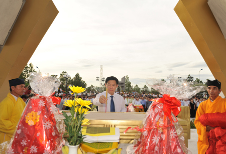 Bộ trưởng Vương Đình Huệ dâng hương tại Lễ khánh thành giai đoạn 1 Khu Hành lễ Nghĩa trang Liệt sỹ Quốc gia Đường 9