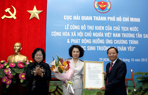 Đại diện lãnh đạo Đảng và Nhà nước trao tặng thư khen 
của Chủ tịch nước cho Cục Hải quan TP. Hồ Chí Minh