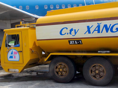 Xe bồn của Vinapco tiếp nhiên liệu máy bay cho các hãng hàng không 