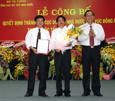 Trao quyết định thành lập Cục Dự trữ Nhà nước khu vực Đông Nam Bộ đặt trụ sở tại tỉnh Bình Dương