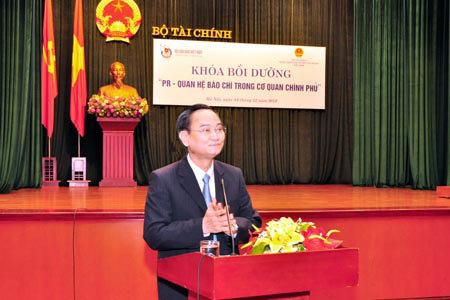 Thứ trưởng Bộ Tài chính Nguyễn Hữu Chí phát biểu chỉ đạo khoá học