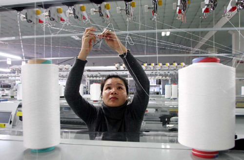 Hoạt động sản xuất tại xưởng dệt áo len xuất khẩu