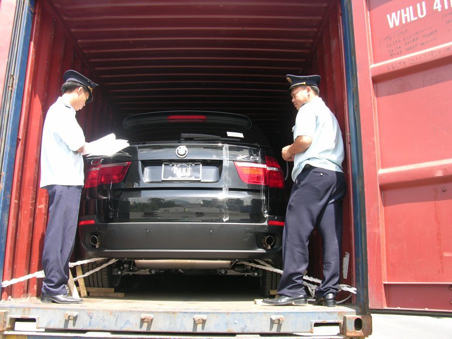 Hải quan Bà Rịa- Vũng Tàu kiểm tra xe ô tô nhập khẩu. 