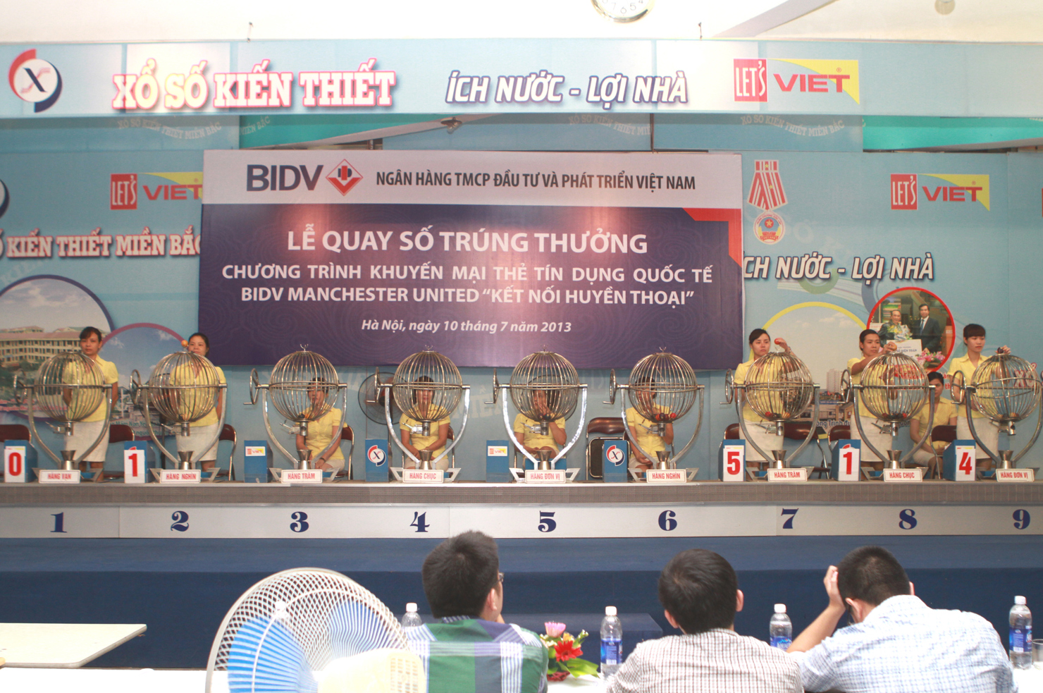 Lễ quay số trúng thưởng cho các khách hàng may mắn trong Chương trình khuyến mại thẻ tín dụng quốc tế BIDV Manchester United "Kết nối huyền thoại". Nguồn: FinancePlus.vn
