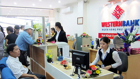 Giao dịch tại Ngân hàng Phương Tây. Nguồn: hanoimoi.com.vn