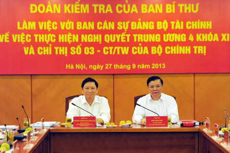 Đồng chí Ngô Xuân Lịch và đồng chí Đinh Tiến Dũng chủ trì Hội nghị. Nguồn: mof.gov.vn