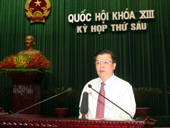 Bộ trưởng Bộ Tài chính Đinh Tiến Dũng trình bày Báo cáo tại phiên họp. Nguồn: mof.gov.vn