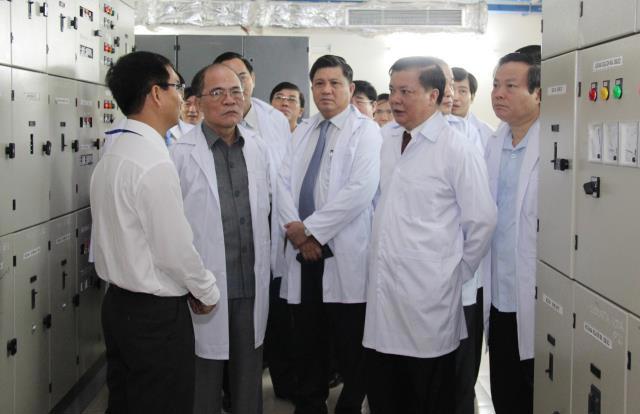 Chủ tịch Quốc hội Nguyễn Sinh Hùng và Bộ trưởng Bộ Tài chính Đinh Tiến Dũng thăm quan hệ thống máy chủ của Trung tâm Dữ liệu Kho bạc Nhà nước (tháng 8/2013). Nguồn: baohaiquan.vn