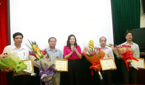 Thứ trưởng Nguyễn Thị Minh trao Kỷ niệm chương “Vì sự nghiệp Tài chính Việt Nam”. Nguồn: mof.gov.vn