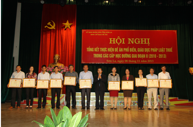 Đồng chí Nguyễn Ngọc Toa trao Bằng khen của UBND Tỉnh cho các tập thể, cá nhân có thành tích xuất sắc trong thực hiện đề án