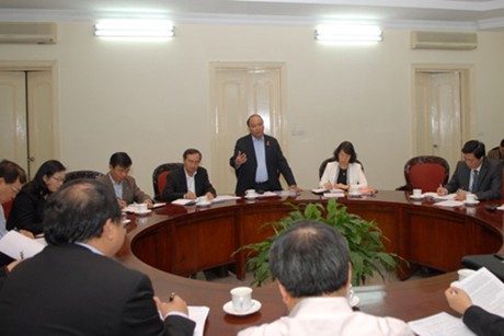 Phó Thủ tướng Nguyễn Xuân Phúc làm việc với lãnh đạo Bộ Tài chính ngày 27/11. Nguồn: chinhphu.vn 